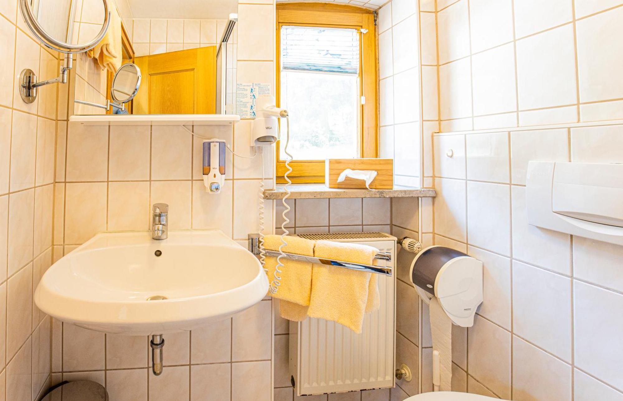 Land-Gut-Hotel Gasthof Waldschaenke Altfraunhofen Esterno foto